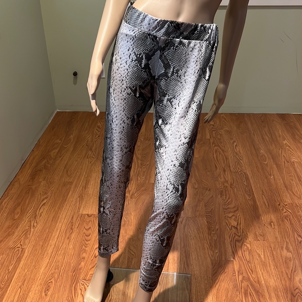 Guess by Marciano Textured Shiny Material In Snakeprint Leggings Size L